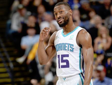 他们举手投 他们举手投