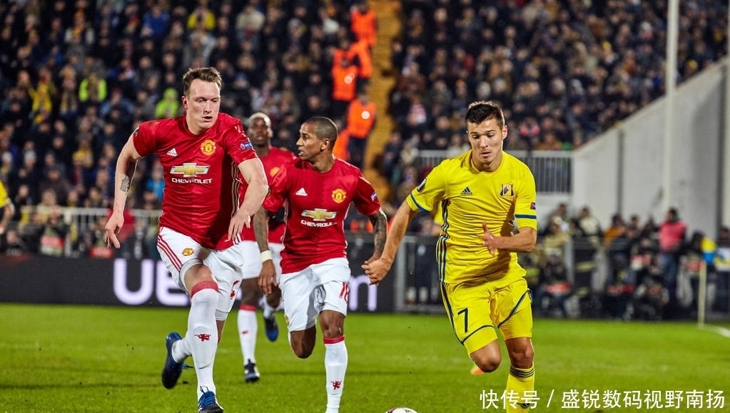 球滚在草土 球滚在草土